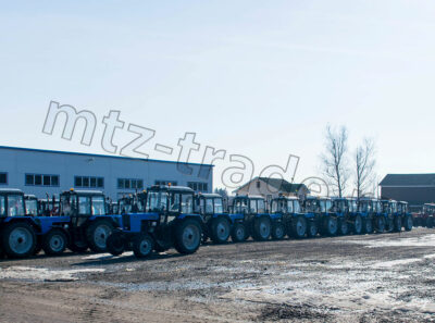 Площадка тракторов МТЗ 82 в Московской области